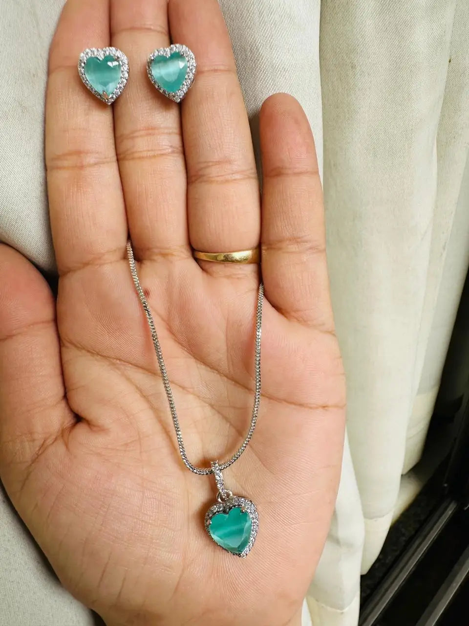 महिलाओं और लड़कियों के लिए दिल के आकार के पत्थर का पेंडेंट सेट और झुमके।