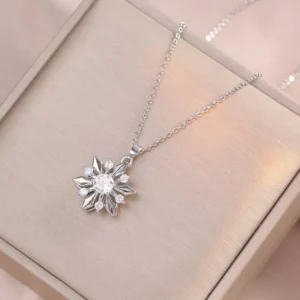 Luxurious Leaf Rotating Pendant Necklace
